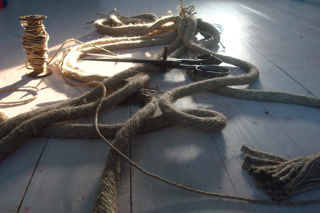 linen rope, string and scissors
