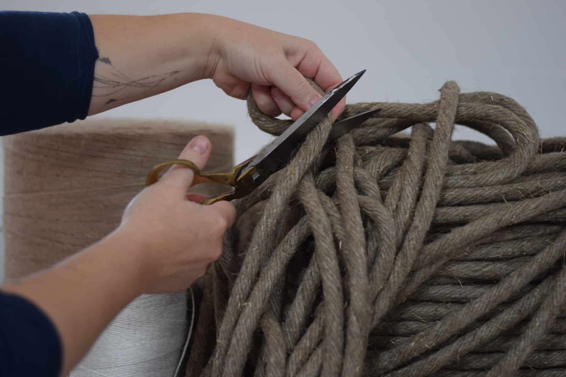 Aude Franjou cutting linen rope with a large pair of scissors