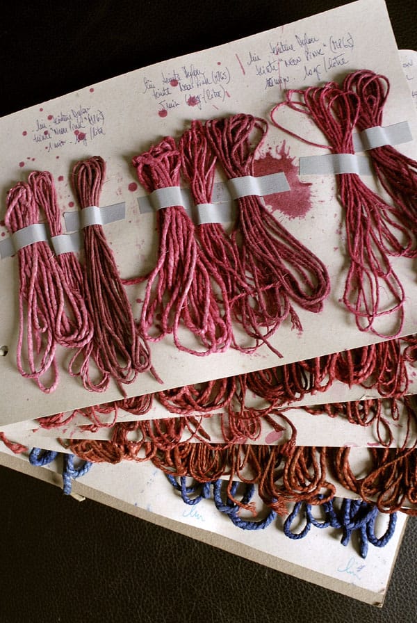 Dying textile fibres, colour chart and recipes by Aude Franjou